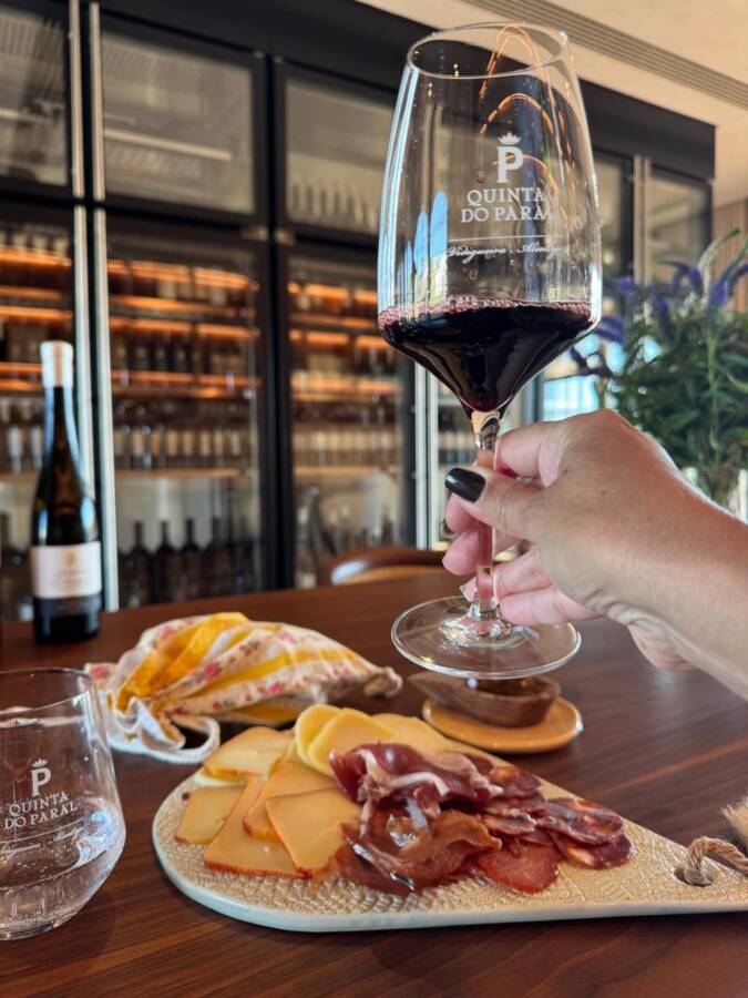 Harmonização de queijos e frios com os vinhos da própria bodega da Quinta do Paral