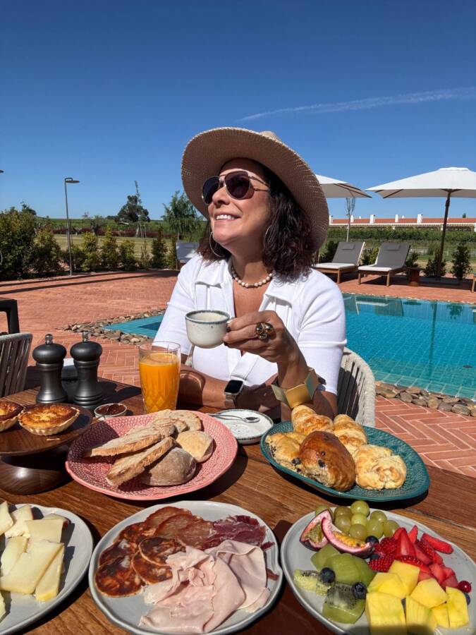Café da manhã completo na beira da piscina