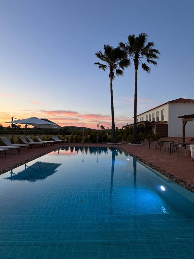 Anoitecer na piscina da Quinta do Paral em Alentejo