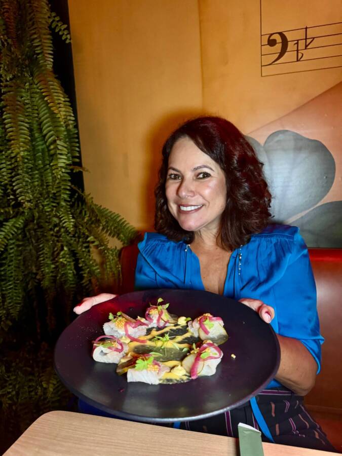 Renata Araújo experimenta entrada do Restaurante Rocco em Ipanema