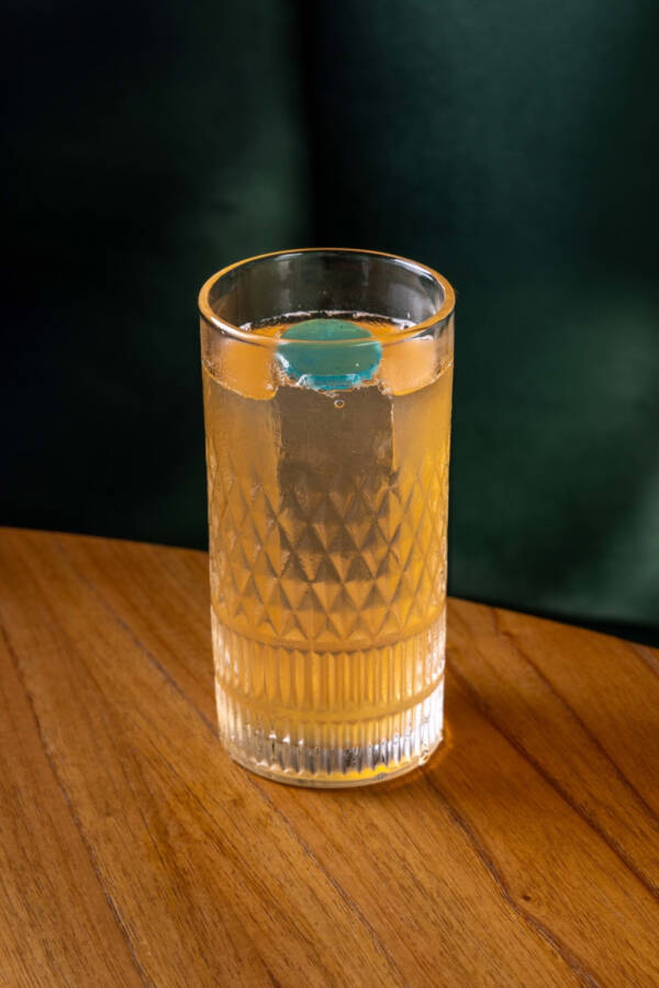 Le Citron leva vodka, Aperol e salmoura de azeitona