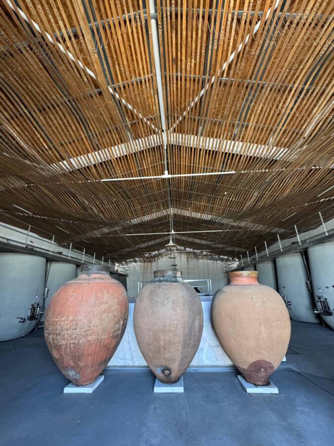 Ânforas de barro — chamadas de talhas — são usadas para produzir vinhos seguindo métodos ancestrais, típicos da região