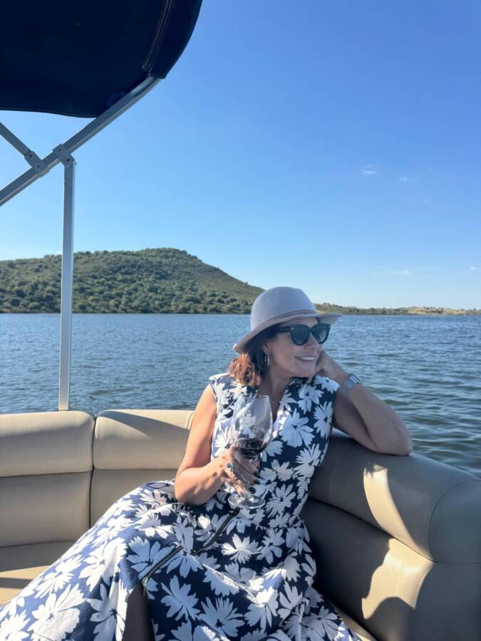 Renata Araújo aproveita o passeio pelo lago Alqueva