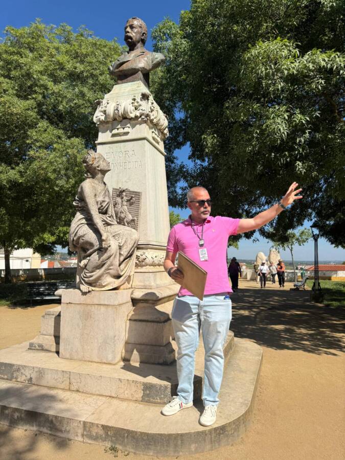 O guia vai te mostrar e explicar mais da história do templo