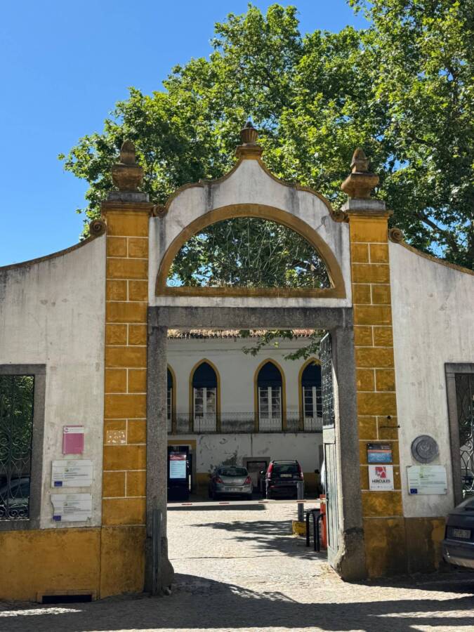 Fachada da universidade de Évora