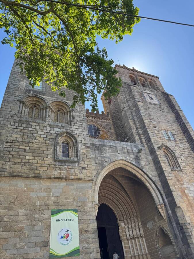Igreja Arquidiocese de Évora chama a atenção pela sua beleza