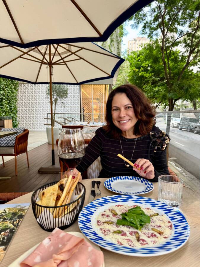 Renata Araújo visita a Osteria Sardegna em São Paulo