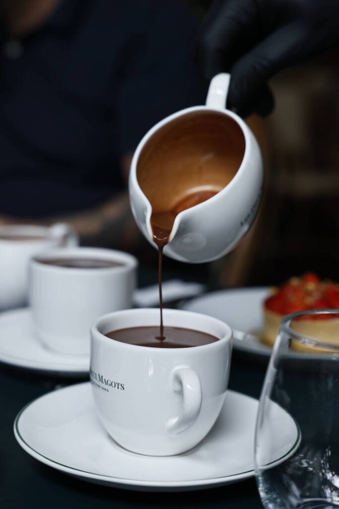 Les Deux Magots, icônico café parisiense traz o chocolate quente cremoso
