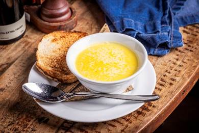 Creme de mandioquinha está no menu de caldos da Adega Santiago