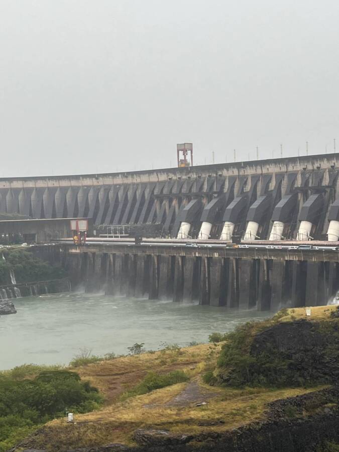 Usina de Itaipú em foz