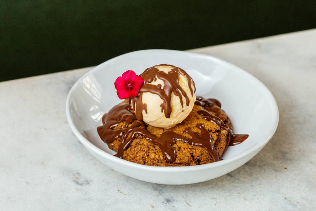 Cookie de chocolate com sorvete de baunilha e calda de chocolate. do NOU em SP