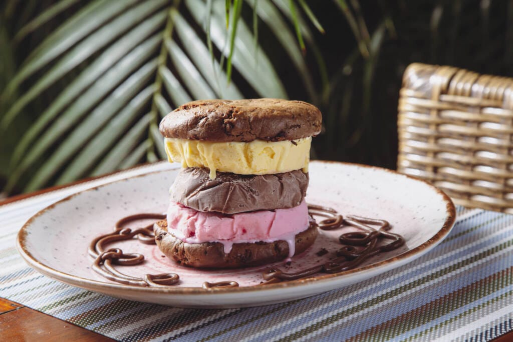 Bolachas de cookies recheados com sorvetes de 3 sabores no Pé de Manga