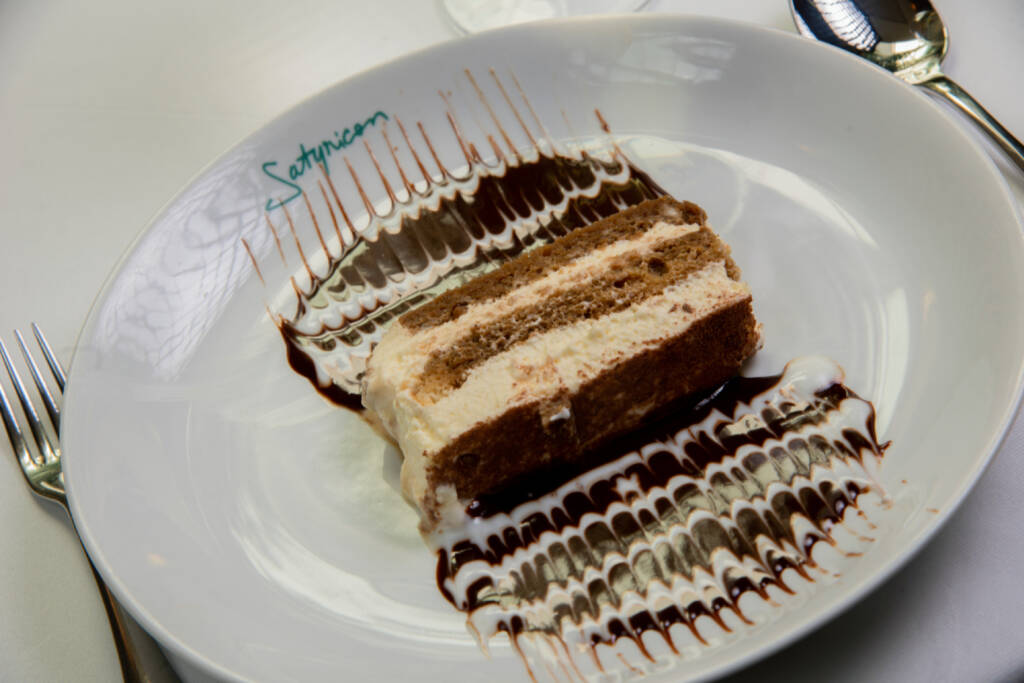 Tiramisu de sobremesa no restaurante no Rio de Janeiro