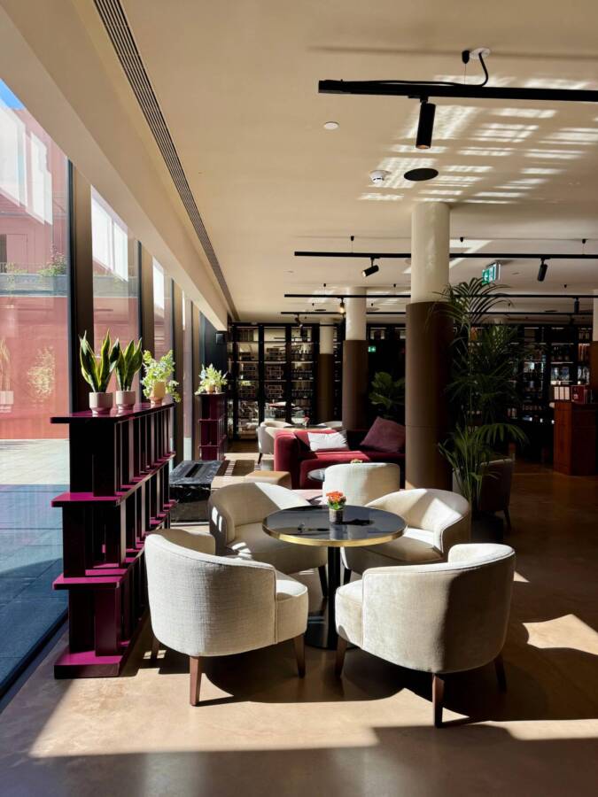 Lobby de hotel de luxo em Porto Gaia