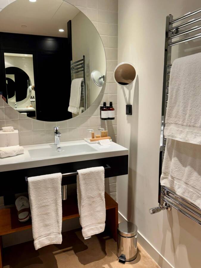 Banheiro do hotel de luxo em Porto Gaia