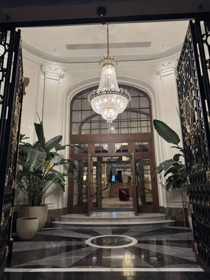 Entrada do hotel de luxo na Espanha