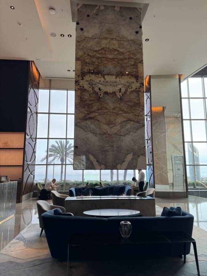 Lobby de hotel de luxo no Peru