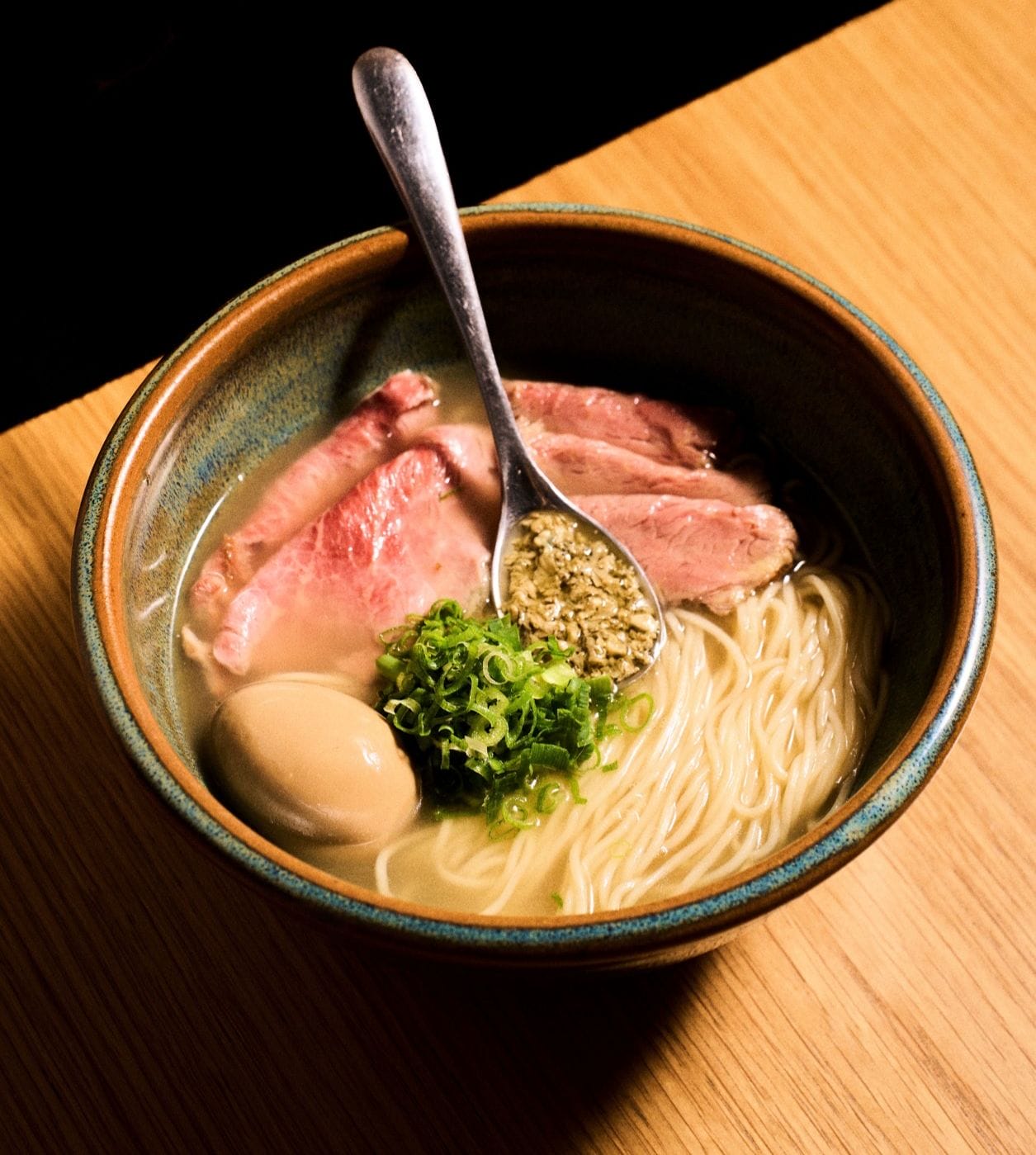 Spicy Fish, em Ipanema, promove encontro com Jojo Ramen para celebrar 10 anos da casa paulistana